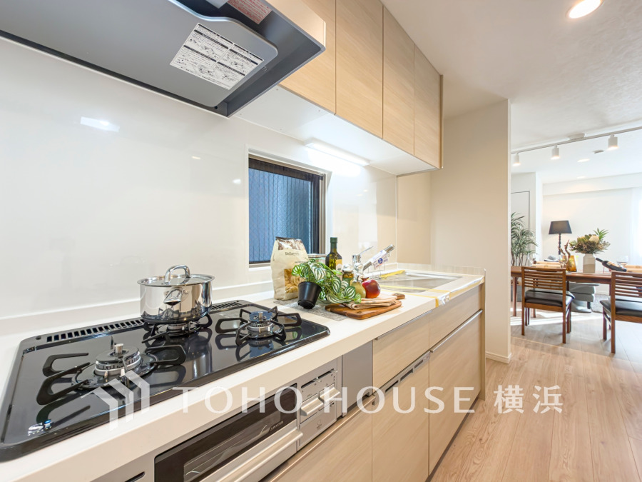 使い勝手の良い設備のキッチンで効率よくお料理もできます。食する料理に家族が舌鼓を打ち自然と笑いが絶えない空気感がそこに広がります。自慢の腕をふるってください。