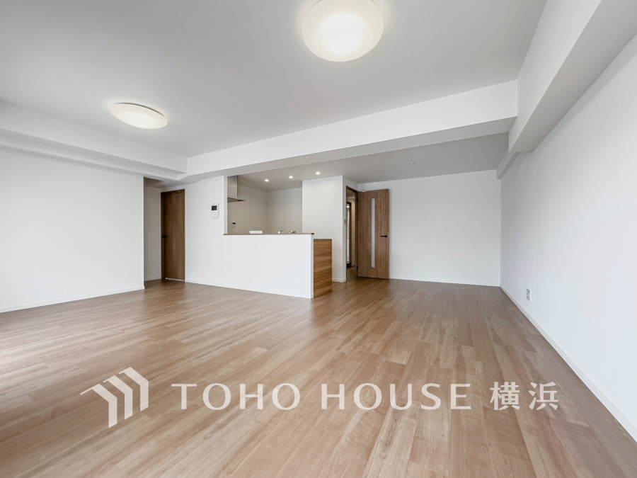 明るく開放的な空間が広がるLDK。室内には豊かな陽光が注ぎ込み、爽やかな住空間を演出。ホームパーティーでもゲストと一緒に料理を楽しみながら楽しい時間を過ごせそう。