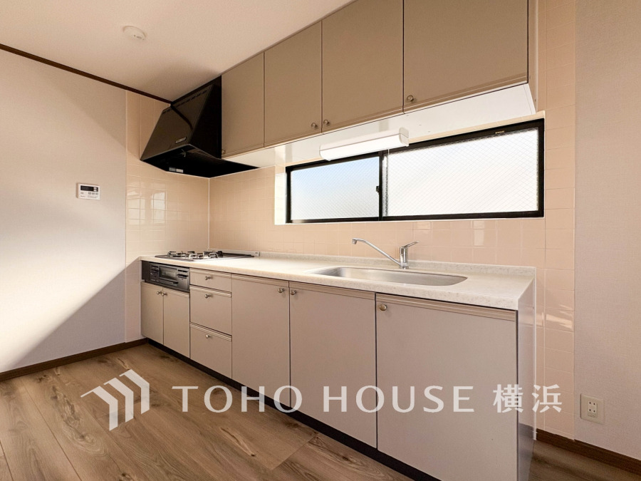 使い勝手の良い設備のキッチンで効率よくお料理もできます。食する料理に家族が舌鼓を打ち自然と笑いが絶えない空気感がそこに広がります。自慢の腕をふるってください。