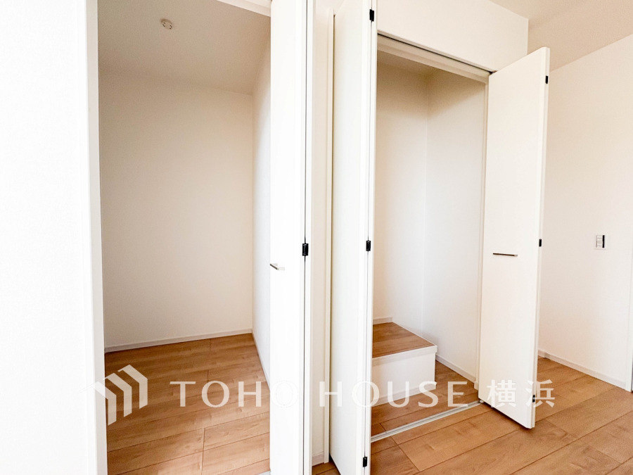 リビングに設置された収納力抜群のWICと物入れ。スッキリ片付く快適な住空間を実現します。