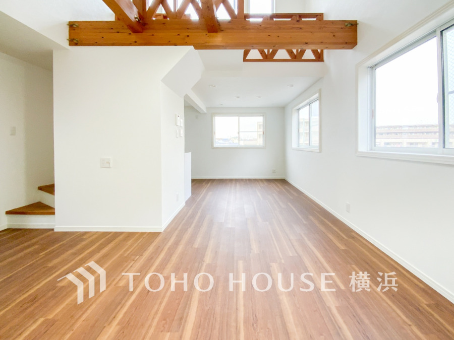 家族みんなが爽やかに健やかに過ごせるように、溢れる光をたっぷり取り込んだリビングダイニング。集いの場、憩いの場としての快適性を求めたやすらぎの空間です。