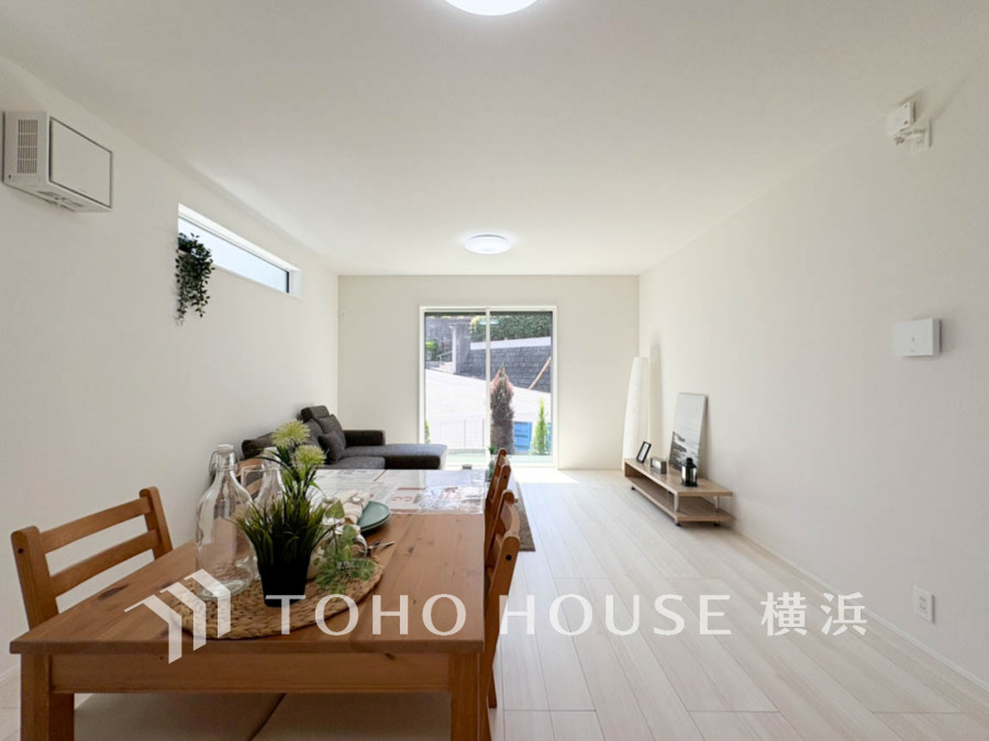 心地良い光が舞い込むゆったりしたリビングダイニング。落ち着いた空間で和やかな家族団欒の時間を過ごせます。