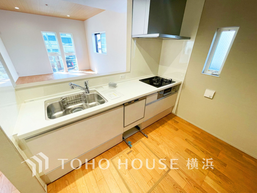 【2026年3月撮影】スタイリッシュな対面キッチンを採用。リビングが見渡せるので、お子様を安心して遊ばせながら家事ができ、リビング学習をするお子様にも声がかけやすい自然な距離感。 