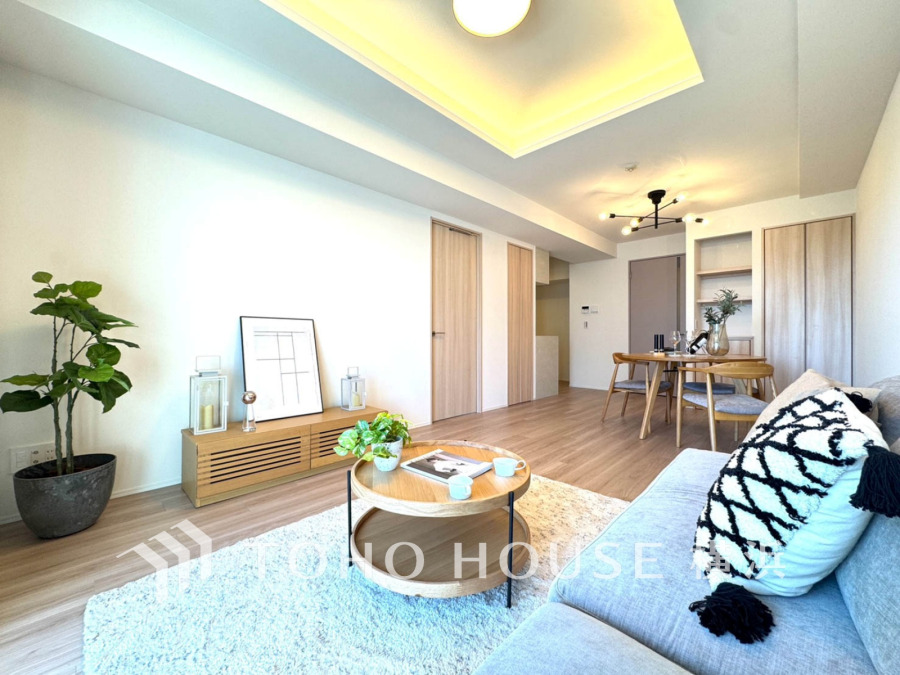 和やかで洗練された空間の演出。寛ぎとコミュニケーションを育む居心地のよい場所。やわらかな陽射しが降り注ぎ、室内に開放感と爽快感をもたらします。