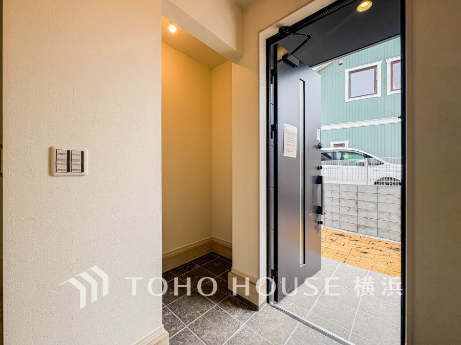 清潔感溢れる玄関がお出迎えする本邸宅の物語は、ここから始まる日常を期待させます。この場所には「希望」と「優越」で包み込んでくれる「特別」な空間があります。