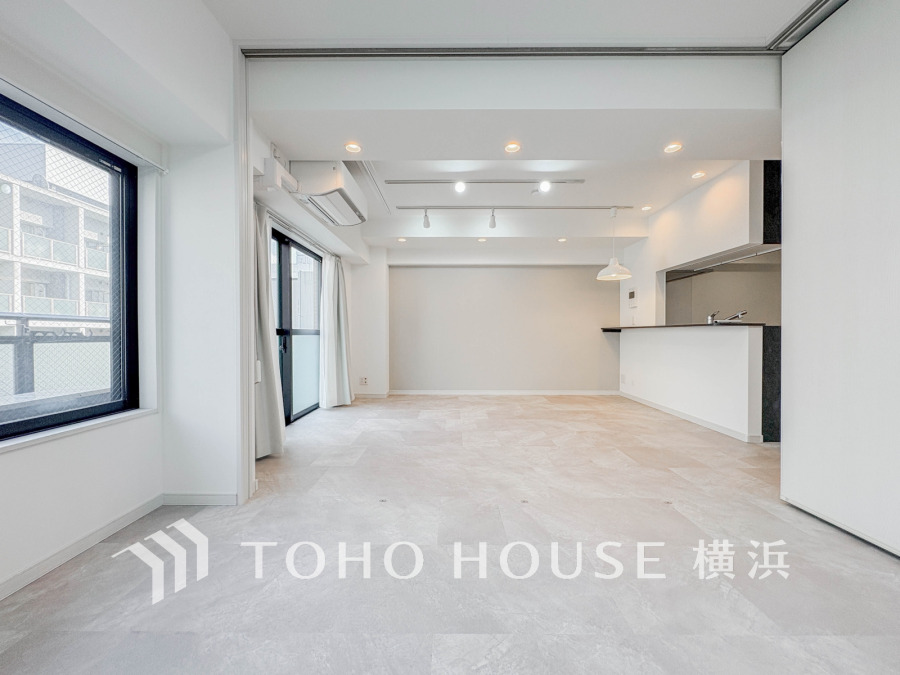 穏やかな風と陽光を導き、プライバシーに配慮された設計プランを採用し、居住性を一段と心地よいものにしています。明るく開放的な空間を演出しております。