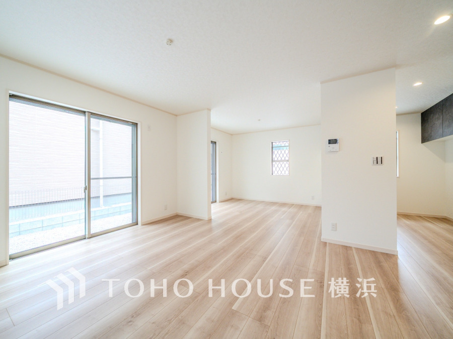 穏やかな時間の流れを楽しみ、寛ぎと笑顔が溢れるリビング。会話を楽しみ、ご家族の何気ない日常にいつもあたたかな幸せの花を添えます。