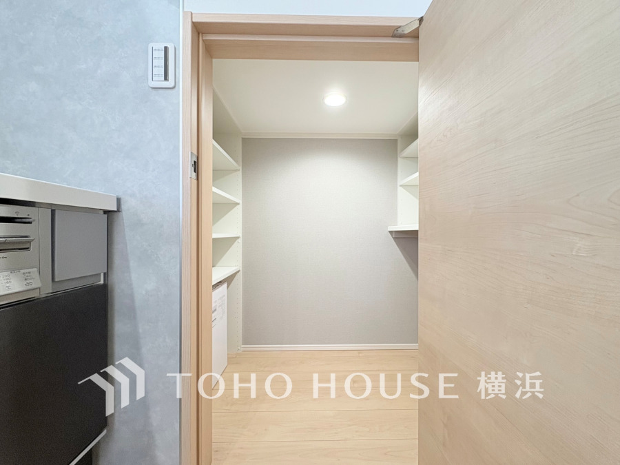 収納力抜群のウォークインパントリー。キッチンからすぐの動線で、日用品や食品の整理に最適です。