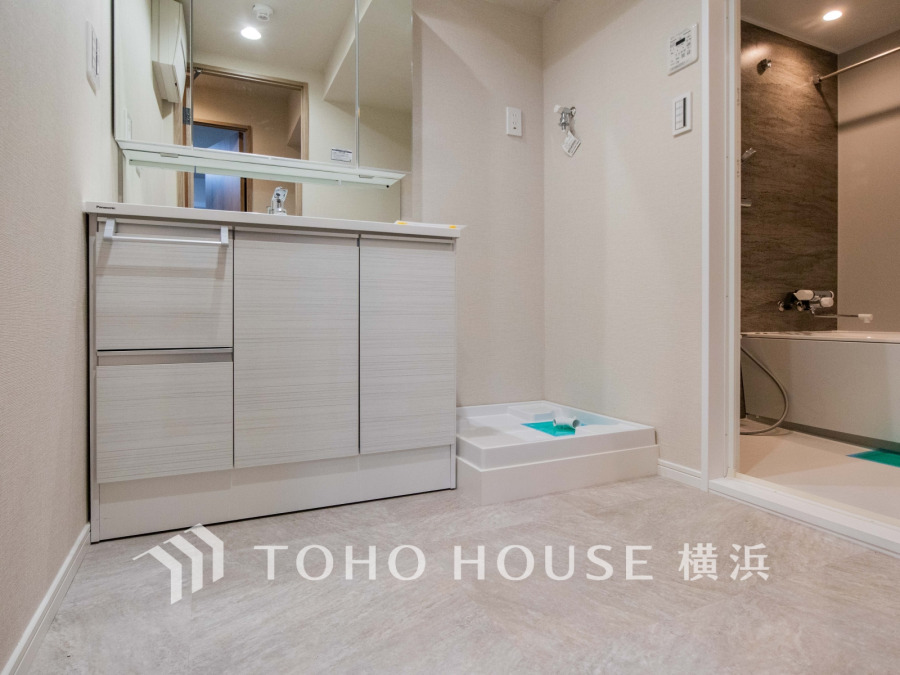 十分な大きさの洗面台は収納もさる事ながら、身だしなみチェックや歯磨きなど、朝の慌ただしい時間でもホテルライクなスペースで余裕とゆとりを感じて頂けます。