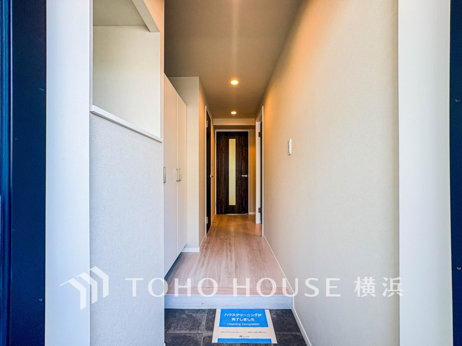 上質感漂う玄関と廊下。居住者の帰り、訪れる方を優しく迎える・安らぎに満ちた生活空間を予感させる。健やかな暮らしを楽しめそう。