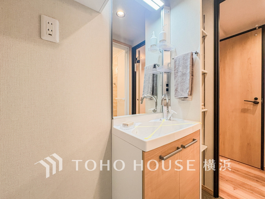 掃除のしやすさと機能性を兼ね備えたスマートな洗面化粧台。一日の始まりと終わりを心地よく演出してくれるパウダールームになっています。