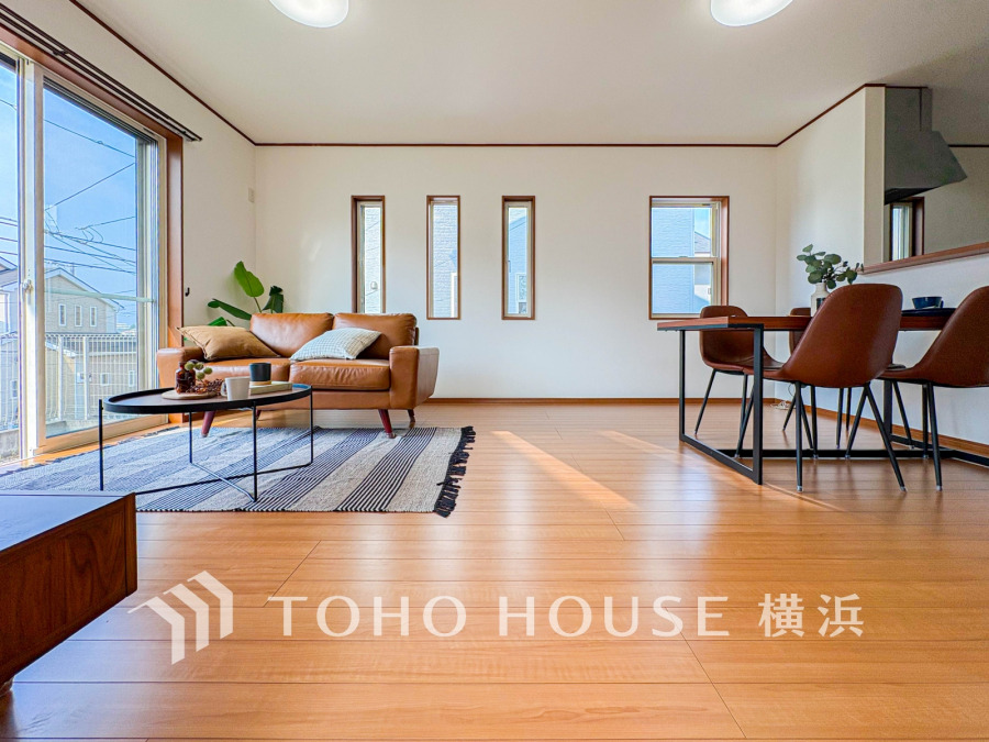 家族みんなが爽やかに健やかに過ごせるように、溢れる光をたっぷり取り込んだリビングダイニング。集いの場、憩いの場としての快適性を求めたやすらぎの空間です。