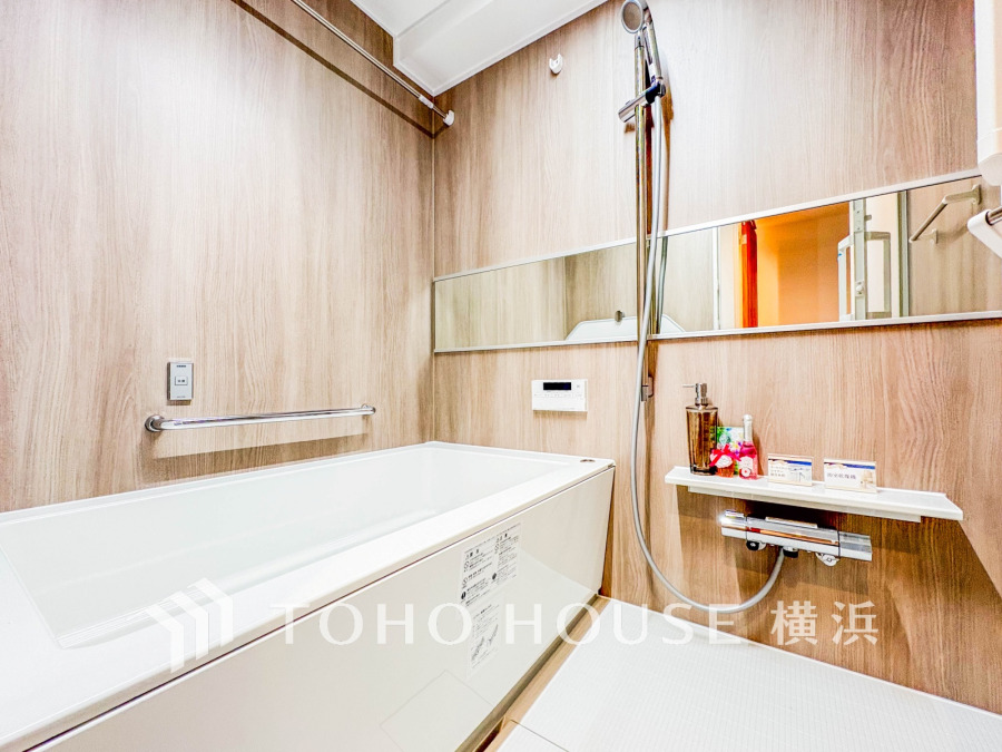 1日の疲れを癒すバスルームは、心地よいリラックスを叶える清潔感溢れる美しい空間です。心からゆったりと寛いでいただけるよう、ゆとりのスペースを確保しています。