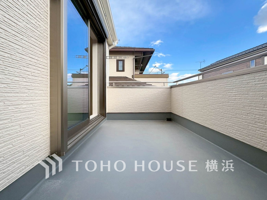 開放感いっぱいの眺望と共に光と風を享受するバルコニー。緑豊かな景観を眺めることができます。