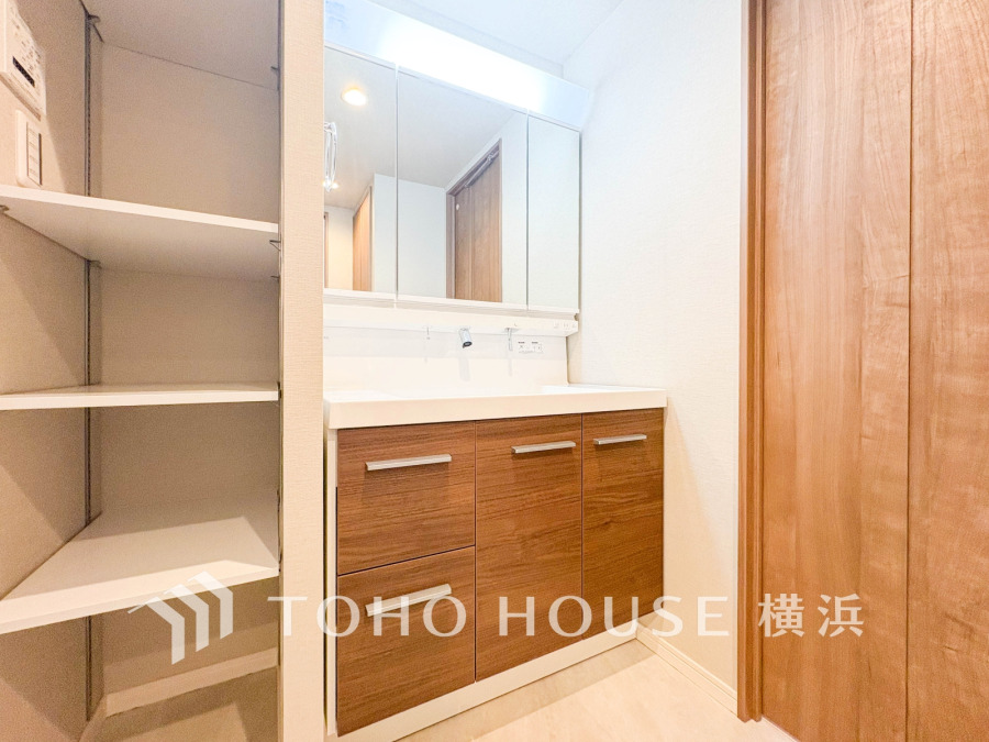 十分な大きさの洗面台は収納もさる事ながら、身だしなみチェックや歯磨きなど、朝の慌ただしい時間でもホテルライクなスペースで余裕とゆとりを感じて頂けます。