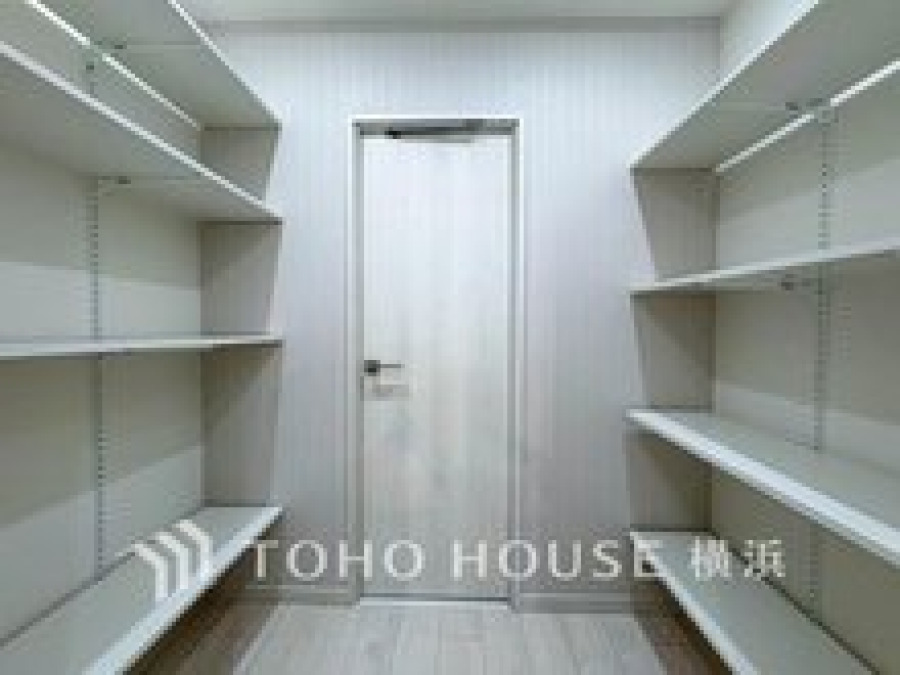 壁一面に設置された棚が収納力抜群のパントリー。整理整頓がしやすく使い勝手の良いスペースです。