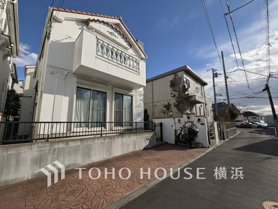 穏やかな風と陽光を導き、プライバシーに配慮された設計プランを採用し、居住性を一段と心地よいものにしています。周辺環境とのコラボレーションにより明るく開放的な空間を演出。