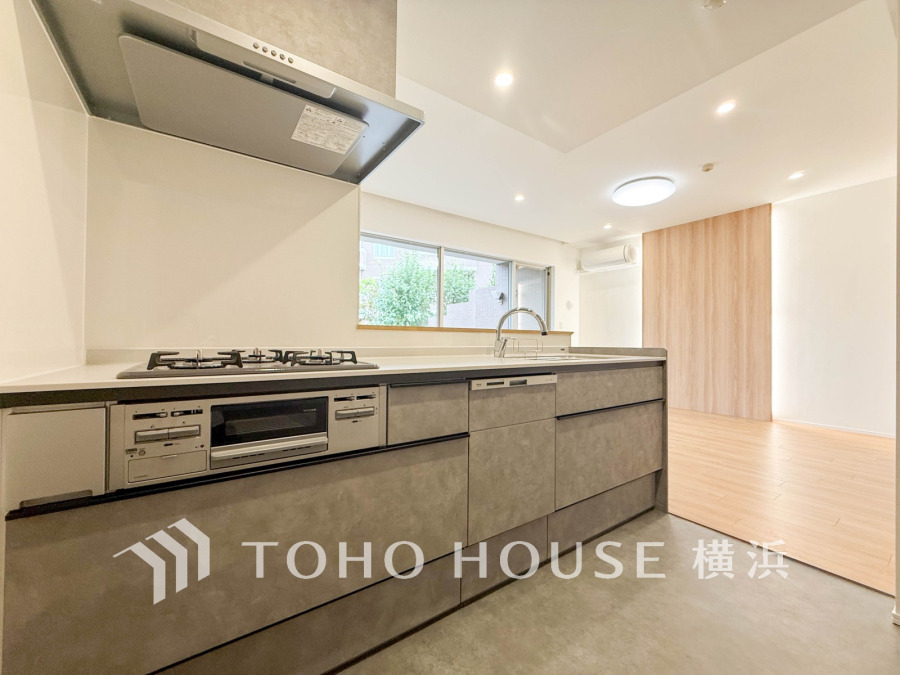 プライベートスペースを彩るインテリアとしての美と、快適な日常を支える機能性と強さがひとつになったキッチンです。開放的な対面カウンターキッチンはリビングと一体感のある空間。