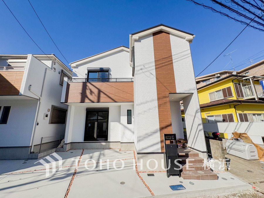 陽当たり良好な新築一戸建て。モダンなデザインと広々とした駐車スペースが魅力の住まいです。