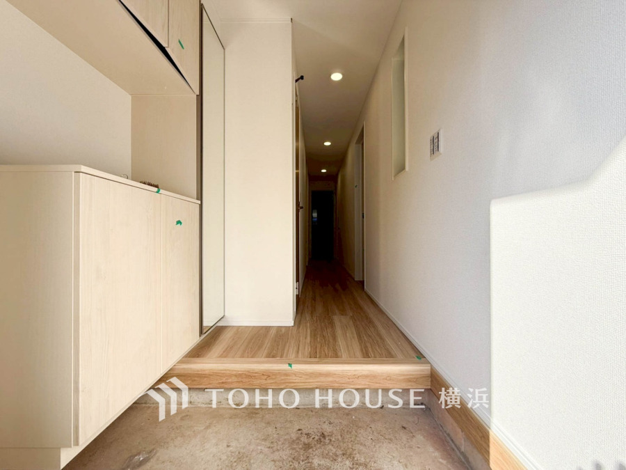 明るく清潔感あふれる玄関ホール。収納力のあるシューズボックスでいつもすっきり整頓できます。