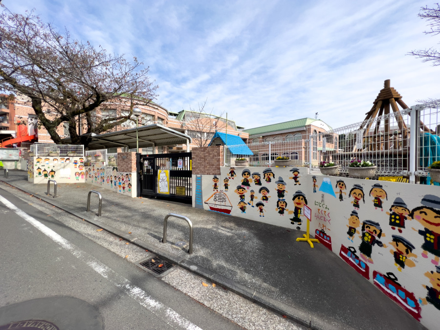 初音丘幼稚園　約750ｍ
