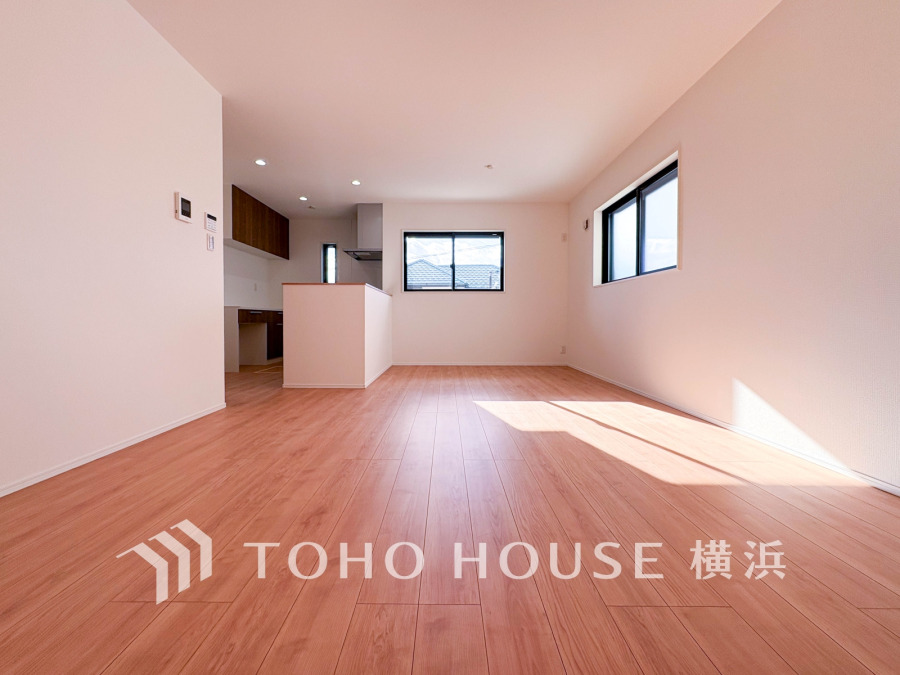 穏やかな時間の流れを楽しみ、寛ぎと笑顔が溢れるリビング。会話を楽しみ、ご家族の何気ない日常にいつもあたたかな幸せの花を添えます。