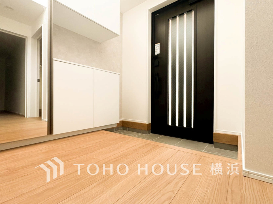 豊かなプライベートタイムへ誘うモダンテイストな玄関。デザインや素材が美しい調和を奏でている空間。ゲストを迎える空間はゆとりと優しさを滲ませます。