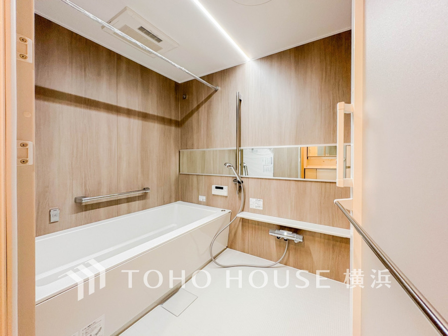 1日の疲れを癒すバスルームは、心地よいリラックスを叶える清潔感溢れる美しい空間です。心からゆったりと寛いでいただけるよう、ゆとりのスペースを確保してます。