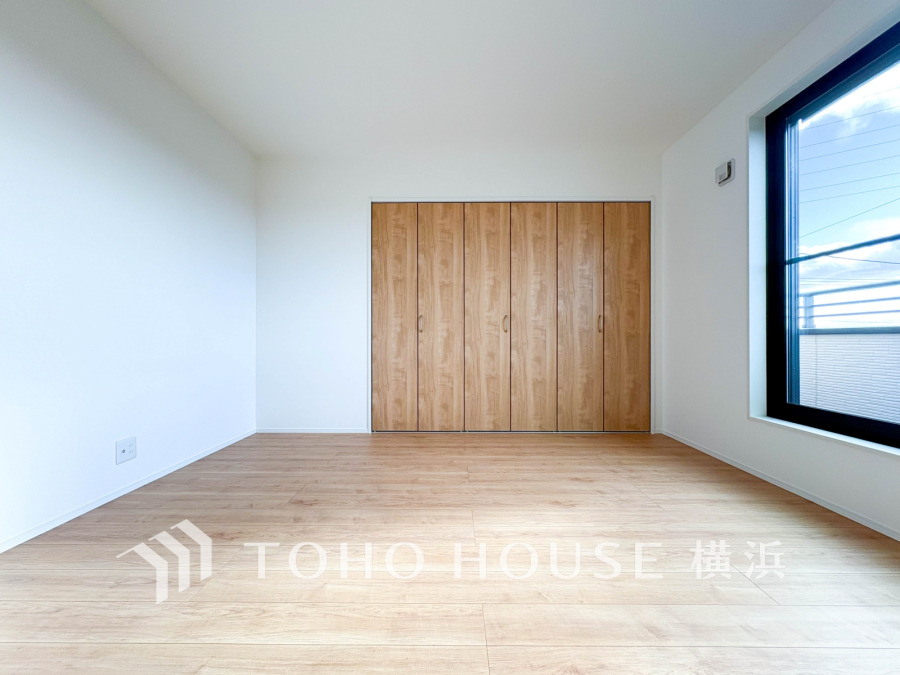 過ぎ行く時間をゆったりと感じることができる落ちついたプライベートルーム。リビングで楽しく過ごした後はゆっくり寛ぎの時間を満喫できます。静かな環境でリラックスタイムを愉しんで。