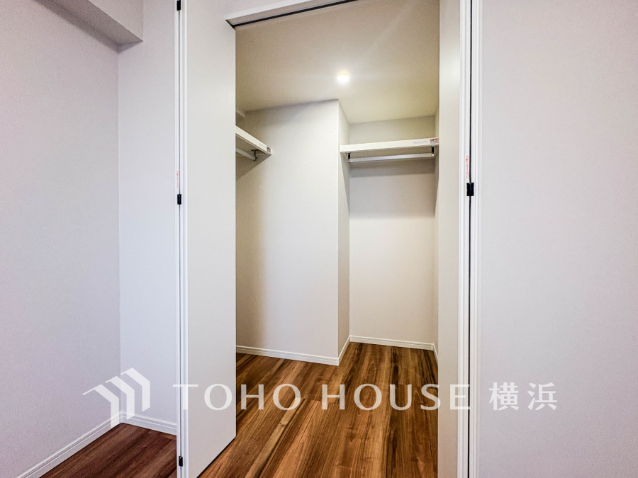 お子様の成長に合わせて増える荷物もすっきり収納できる、広々としたウォークインクローゼット。家族みんなの衣類や季節物も効率よく片付きますね。