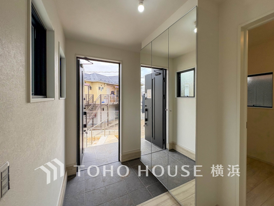 大お客様をお迎えする玄関は落ち着いた雰囲気。帰り着くたびに洗練されたテイストの空間に迎えられ誇りと喜びを感じる玄関まわりです。