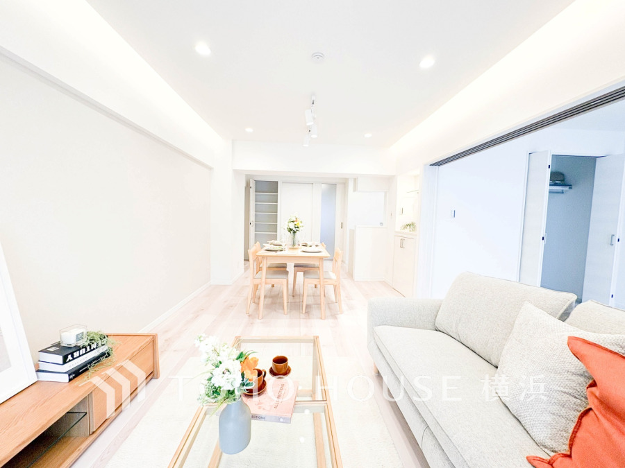 家族みんなが爽やかに健やかに過ごせるように、溢れる光をたっぷり取り込んだリビングダイニング。集いの場、憩いの場としての快適性を求めたやすらぎの空間です。