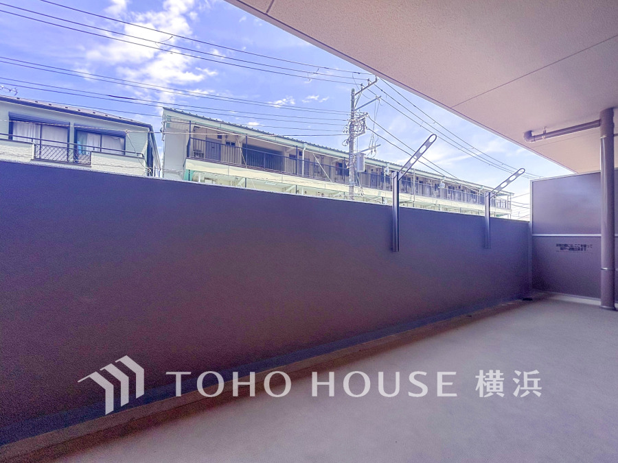 暮らしの中で光と風を演出してくれるバルコニー、見事なまでの開放的な空間を演出しながら、プライベート性も確保された空間は我が家の自慢です。