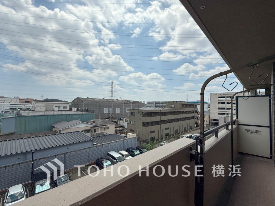 陽射しとともに、少しずつ装いを変える街の景観から、星空が地上に映りこむかのような夜景の煌きまで、この街ならではの美しい風景。