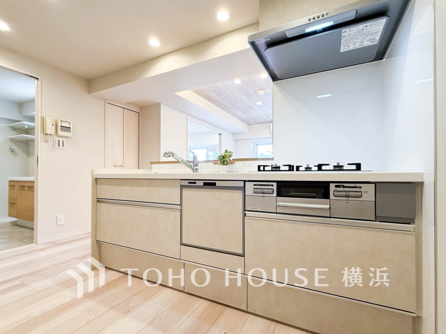 新規交換されたキッチンは、食洗機・浄水器付き。美しさと機能性が一つになったキッチンです。
