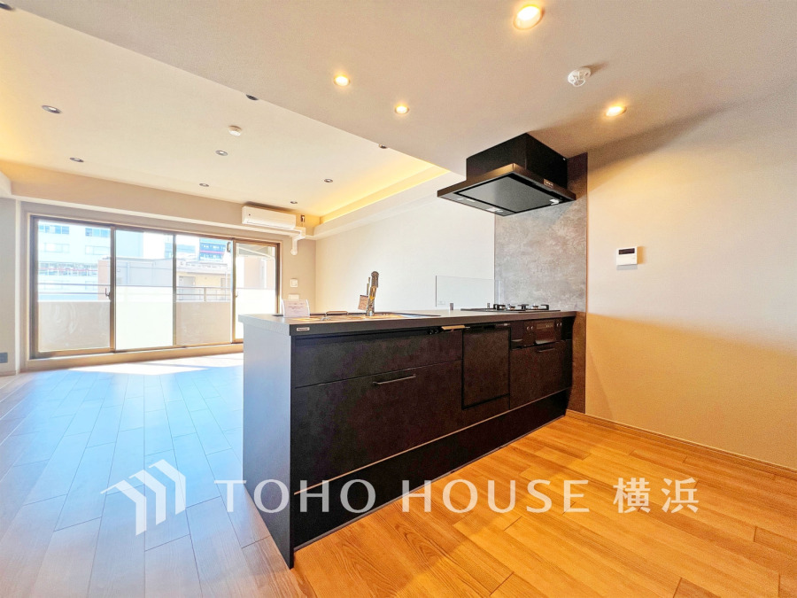 開放感あふれる対面キッチンと広々リビング。自然光が差し込む明るい空間で快適な暮らしを実現します。