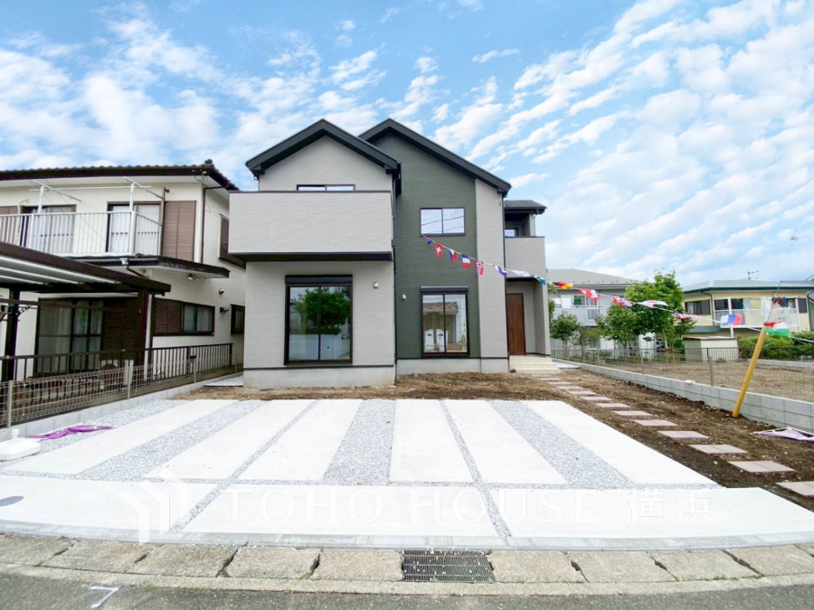 穏やかな風と陽光を導き、プライバシーに配慮された設計プランを採用し、居住性を一段と心地よいものにしています。周辺環境とのコラボレーションにより明るく開放的な空間を演出。