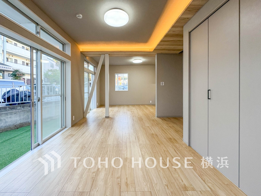 明るく開放的な空間が広がるLDK。室内には豊かな陽光が注ぎ込み、爽やかな住空間を演出。ホームパーティーでもゲストと一緒に料理を楽しみながら楽しい時間を過ごせそう。