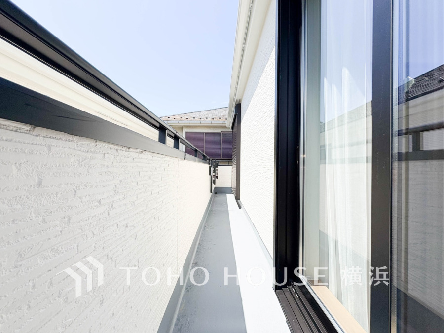 広いバルコニーは、暮らしの中での光と風を演出してくれています。見事なまでの開放的な空間をお楽しみください。