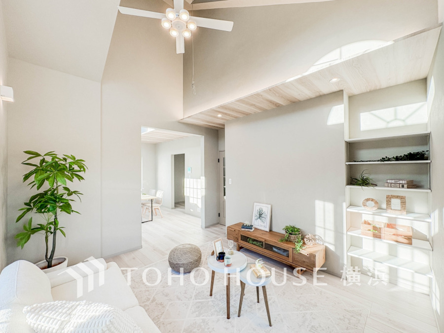 開放感あふれる高天井のリビングは、自然光がたっぷり入り明るく心地よい空間を演出します。