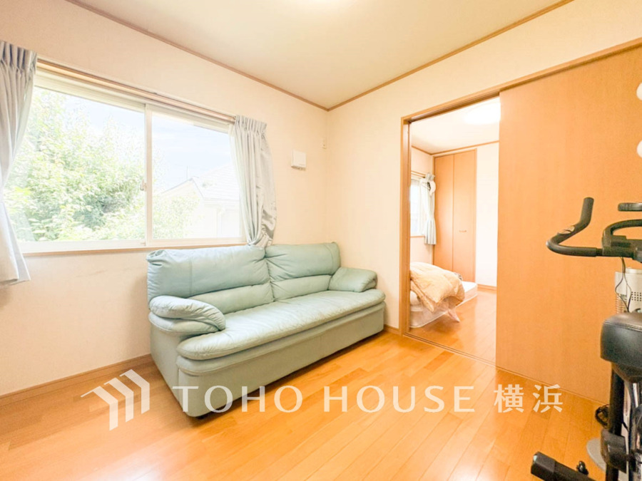 大きな窓からは快適な光を取り入れ、通気性能を上げる事で居心地の良い空間を演出します。多くの時間を過ごす住まいだからこそ、いつも快適な場所であるように心掛けています。