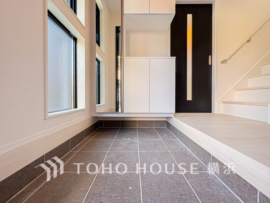 明るく開放的な玄関は大きな窓で自然光を取り入れ、収納力抜群のシューズボックス付きで整理整頓も簡単です。