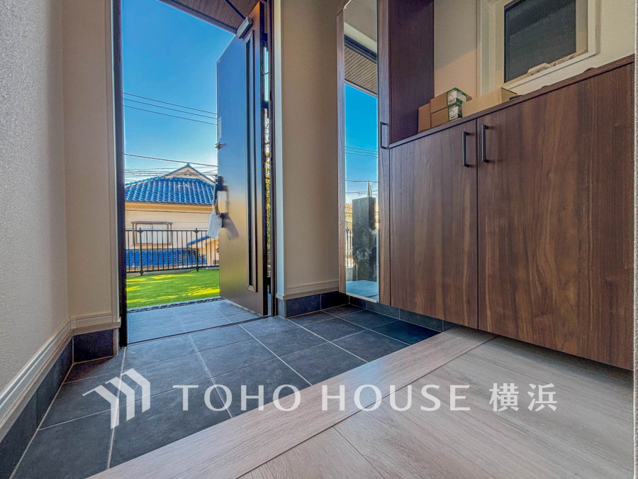 明るく開放的な玄関は、収納力のあるシューズボックス付きでスッキリとした空間を実現しています。