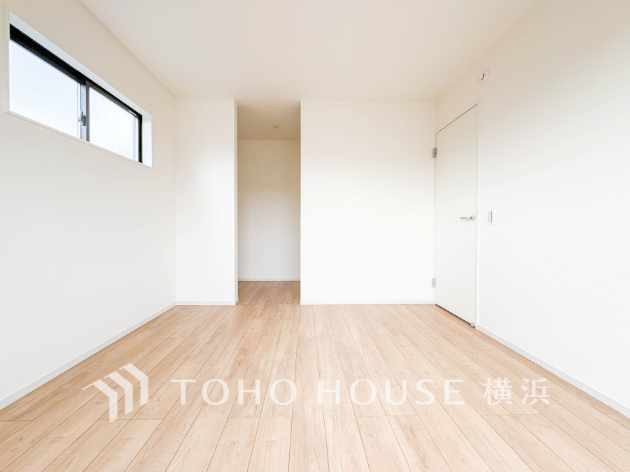 8帖のゆとりある洋室は大型のウォークインクローゼット付き。