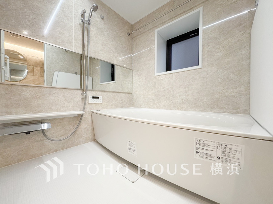 心地よいリラックスを叶える清潔感溢れる美しい空間。快適で機能的なバスルームです。
