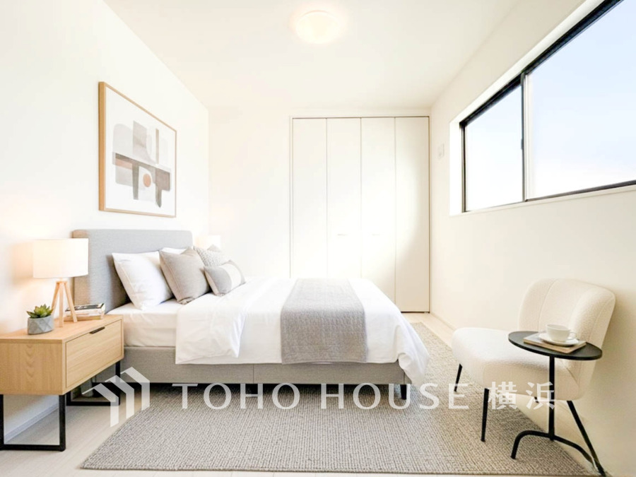 シンプルで明るい光が差し込む寝室。（家具・装飾品はAI加工です）