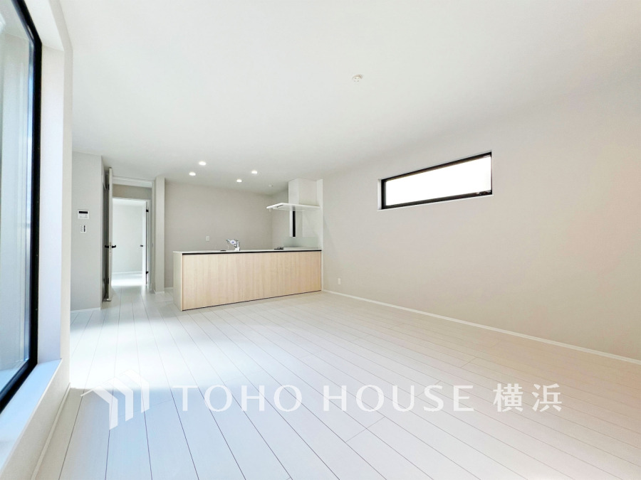 明るく開放的な空間が広がるLDK。室内には豊かな陽光が注ぎ込み、爽やかな住空間を演出。
