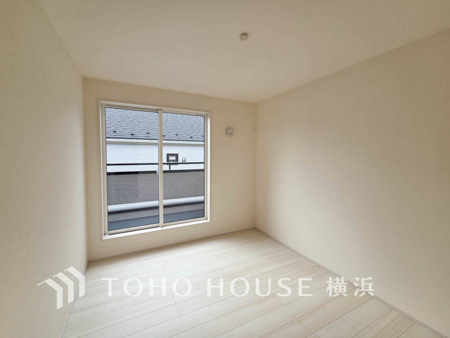 ひとりの時間をゆったり過ごしたり、静かな環境で趣味に打ち込んだり、自分時間を快適に過ごすプライベートルーム。大きな窓で彩られた空間は、心地よい風と伸びやかな眺めを愉しむ特等席に。 