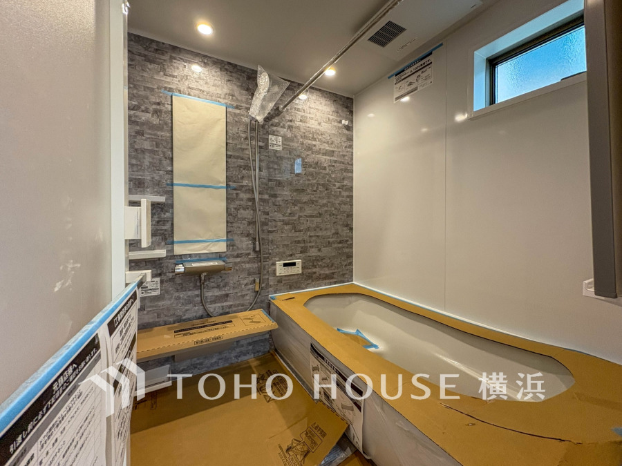 掃除のしやすさ・収納の便利さなど、おふろを使う人、お手入れする人、みんなにとっての「しあわせ性能」を追求したバスルームを採用いたしました。（2026年1月撮影）