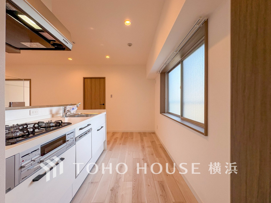 自然光が差し込むゆとりあるキッチン空間。食洗機、浄水器付きです。